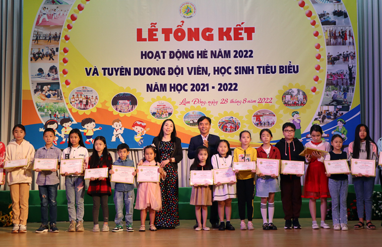 Trung tâm Hoạt động Thanh thiếu nhi tỉnh Lâm Đồng tặng giấy khen cho học sinh đạt thành tích tốt trong năm học 2021 - 2022